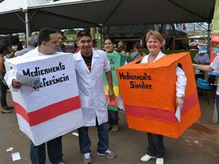 Vestidos de remédio, estudantes tentam mostrar diferenças do medicamento referência e similar. (Foto: Pedro Peralta).