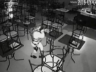 Momento em que a polícia flagra o homem dentro da churrascaria furtando (Foto: reprodução/Facebook) 