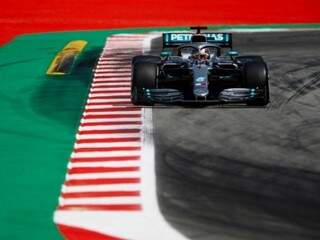 Lewis Hamilton leva o carro da Mercedez à vitória na Espanha (Foto: Divulgação)