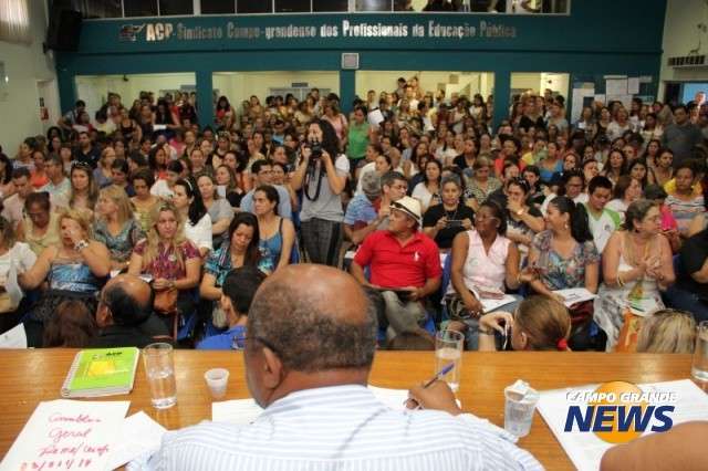 Prefeito alega falta de dinheiro e professores mant&ecirc;m greve na Capital