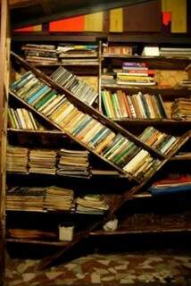 Biblioteca do camping tem estantes &#039;desorganizadas&#039;