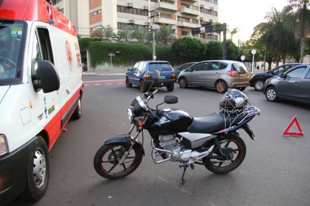 Motociclista fica ferida ao colidir com traseira de ve&iacute;culo no Centro