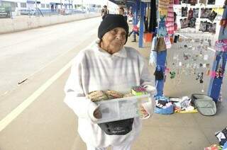 Aos 80 anos, dona Isaura vende doces todos os dias(Foto: Marcelo Calazans)