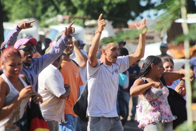 Oper&aacute;rios param limpeza das ruas em protesto por atraso nos sal&aacute;rios