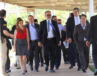 O ministro Raul Jungmann, ao centro da foto, chega para evento em Campo Grande nesta manhã (Foto: Saul Schramm)
