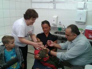 Jamal Salém, médico de formação, aproveitou para imunizar uma criança no lançamento da Campanha (Foto: Divulgação/PMCG) 