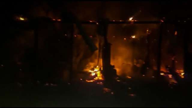 Inc&ecirc;ndio destr&oacute;i casa de madeira de vendedor ambulante