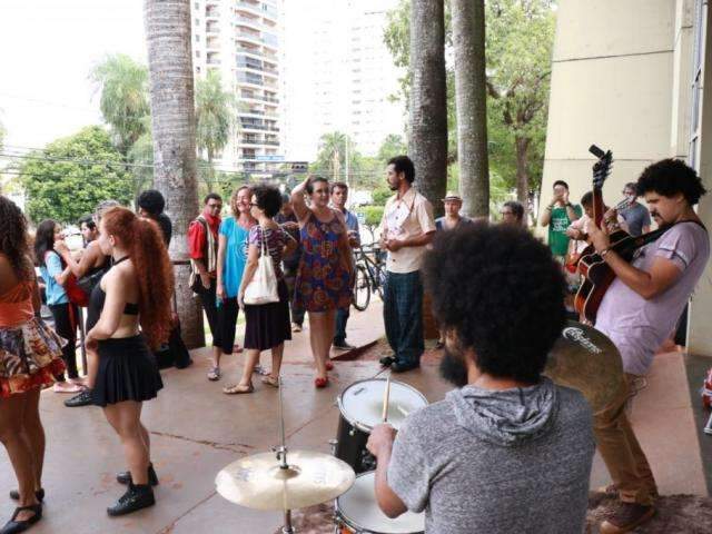 Com apresenta&ccedil;&otilde;es, grupo faz protesto &quot;po&eacute;tico&quot; e pede plano de cultura