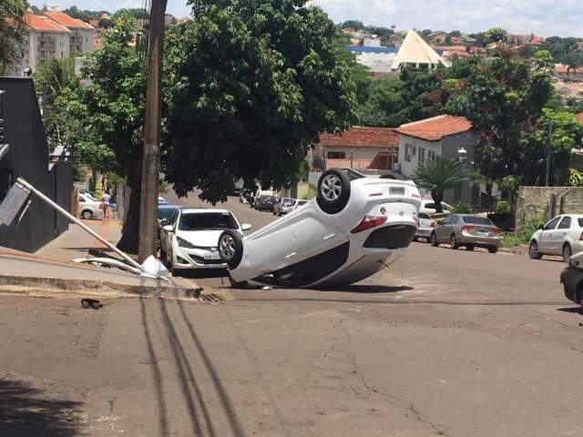 Strada invade preferencial e Hb20 capota em cruzamento do Centro