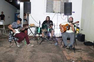 A banda Cachorro de Lua abriu a noite com sucessos do reagge (Foto: Kimberly Teodoro)