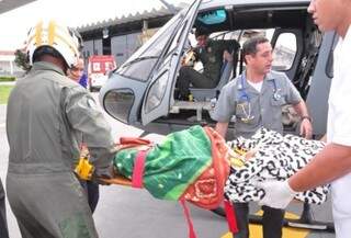 A criança foi resgatada por um helicóptero do Comando do 6º Distrito Naval da cidade. (Foto: Divulgação/6 º DN) 