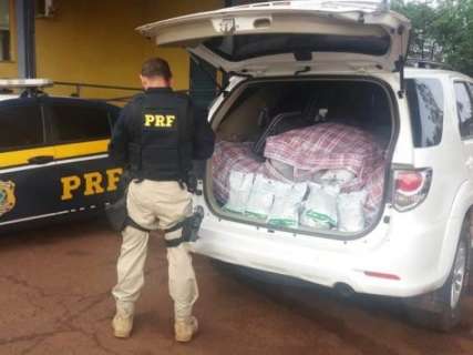 PRF apreende caminhonete com 300 kg de agrotóxicos contrabandeados