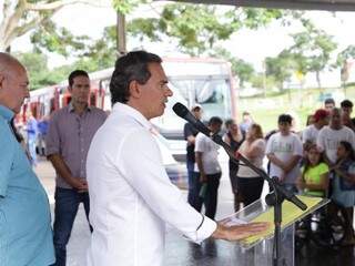 O prefeito Marcos Trad fala ao lado do presidente do Consórcio Guaicurus, João Rezende (Foto: Kisie Ainoã)