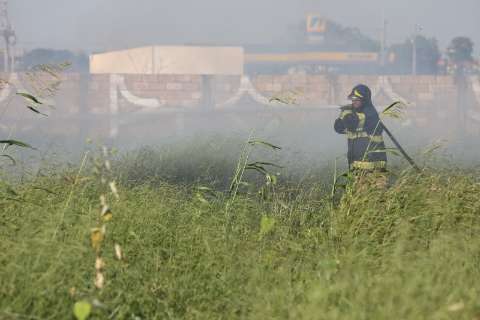 Inc&ecirc;ndio ao lado de posto de combust&iacute;vel mobiliza bombeiros na Duque de Caxias