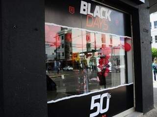 Algumas lojas anteciparam descontos da Black Friday (Foto: Paulo Francis)