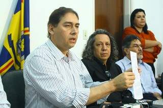 Bernal mostra representação contra Elizeu que entregou no MPE (Foto: Marcos Ermínio)