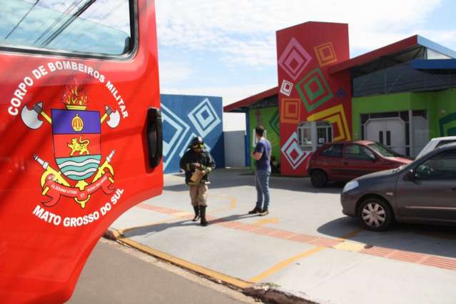 Inc&ecirc;ndio em escola mobiliza bombeiros, mas fogo &eacute; apagado por dono de unidade