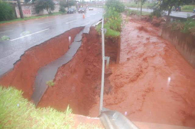  Prefeito percorre cidade e prepara decreto de situa&ccedil;&atilde;o de emerg&ecirc;ncia