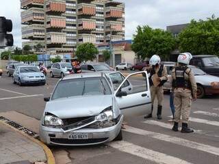Trânsito ficou tumultuado na esquina da Fernando Corrêa da Costa com a 14 de Julho. (Foto: Minamar Júnior)