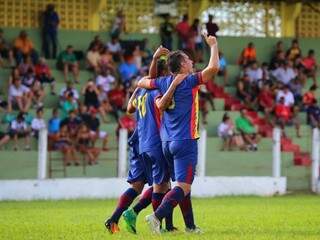 Jogadores do Sete de Setembro celebram gol no estádio Chavinha (Foto: Franz Mendes)