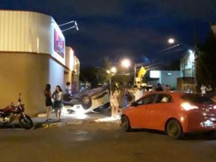 Veículo capota ao ser atingido por outro em cruzamento da Rui Barbosa