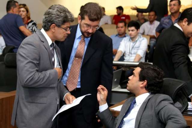 Deputados n&atilde;o cedem e impasse continua em principal comiss&atilde;o 