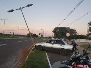 O carro rodou na pista e parou no ciclovia da Avenida Duque de Caxias. (Foto: Mirian Machado)
