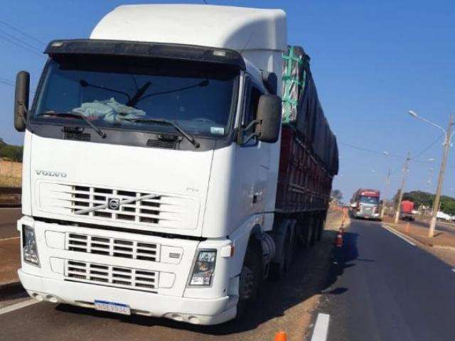 Caminhoneiro &eacute; preso com 45 mil pacotes de cigarros contrabandeados 