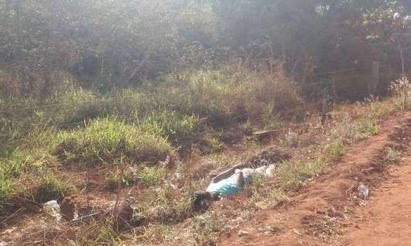 Homem &eacute; encontrado morto com tiro na cabe&ccedil;a e m&atilde;os e p&eacute;s amarrados 