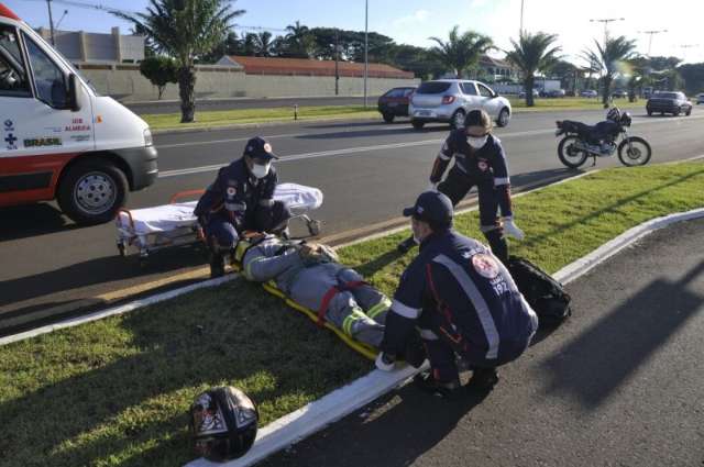 Colis&atilde;o entre motos deixa motociclista gravemente ferido na Duque de Caxias