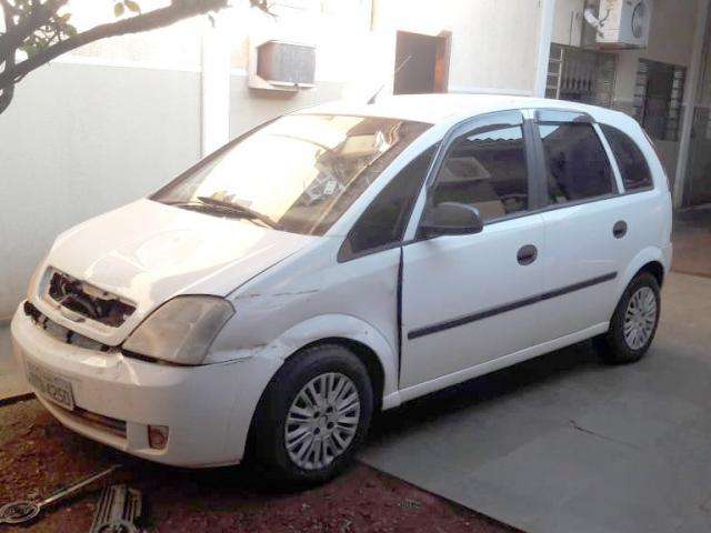 DOF apreende carro abandonado com 1,7 mil ma&ccedil;os de cigarros do Paraguai 