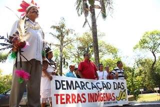 Índios protestaram em frente a governadoria. (Foto: Marcos Ermínio)
