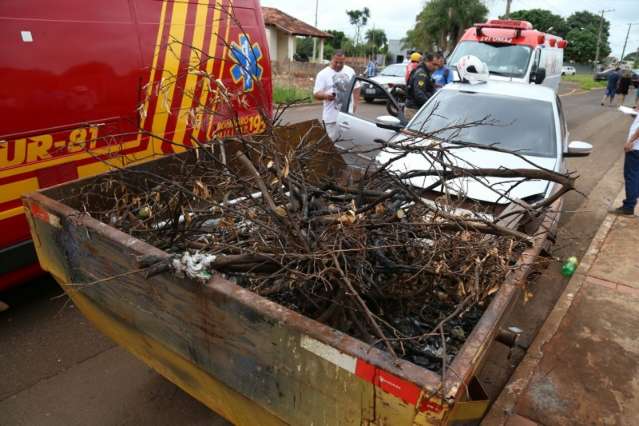 Condutor tem mal súbito, invade contramão e carro bate em caçamba 