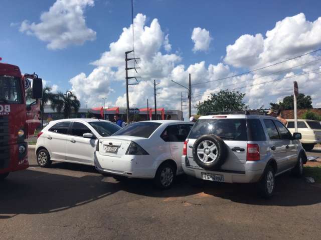Acidente com tr&ecirc;s carros na Euler de Azevedo deixa mulher ferida