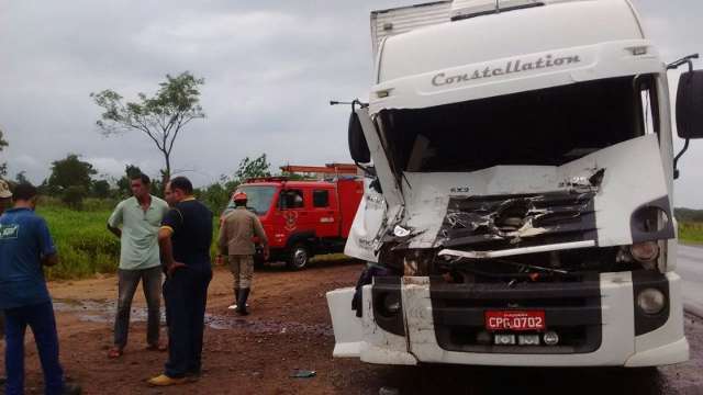 Carro reduz velocidade e &eacute; atingido por caminh&atilde;o com &oacute;leo no anel vi&aacute;rio