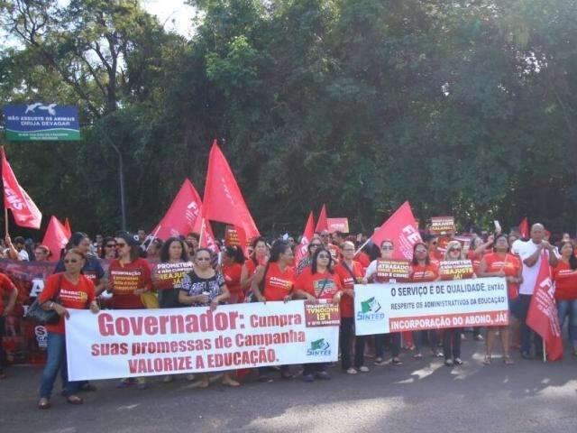 Após reunião com governo, educação encerra paralisação sem acordo