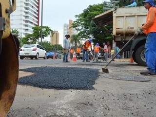 Equipe trabalha no tapa-buraco em rua da Capital. (Foto: PMCG/Divulgação)