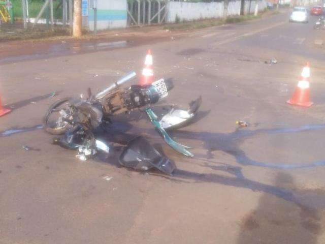 Motorista invade contram&atilde;o, causa acidente e deixa motociclista ferido