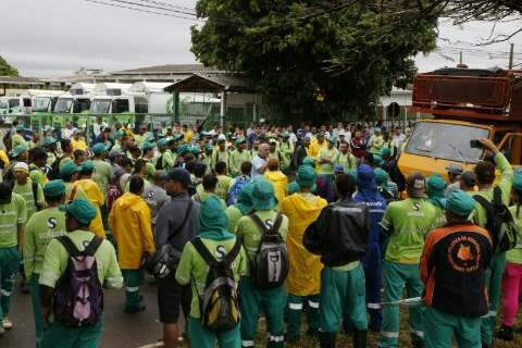 Contra atraso de salários, funcionários da Solurb bloqueiam avenida
