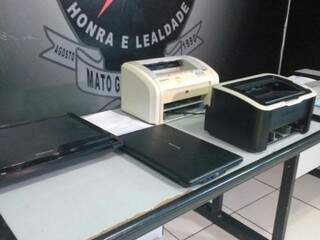 Televisor, computador e impressores adaptadas para a impressão dos documentos. (Foto: Geisy Garnes) 