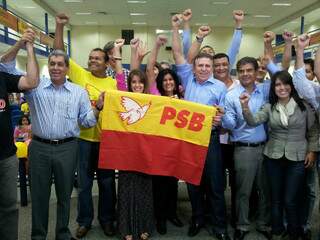 Governador, Giroto e Nelsinho comemoram parceiria com membros do PSB. (Foto: Simão Nogueira)