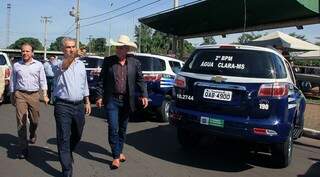 Reinaldo Azambuja com o prefeito Angelo Guerreiro (PSDB) na entrega de viaturas em Três Lagoas (Foto: Chico Ribeiro)