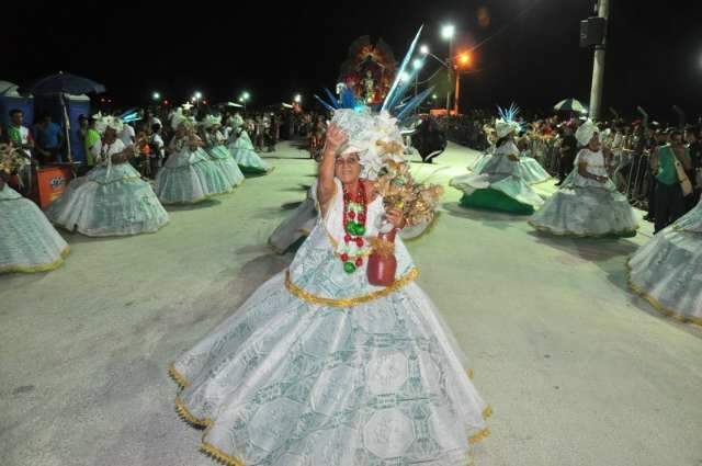 Nas escolas de samba, gente que realiza sonhos durante o carnaval