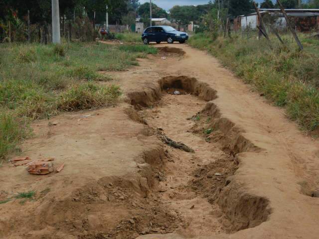  Falta de infraestrutura deixa bairro inacess&iacute;vel e prop&iacute;cio a crimes