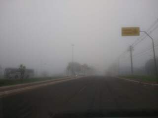 Neblina encobriu a cidade neste domingo (2), a exemplo da imagem que mostra a saída para Cuiabá no início desta tarde (Direto das Ruas)