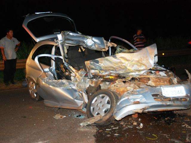 Carro fica destru&iacute;do ao colidir em traseira de &ocirc;nibus na MS-395