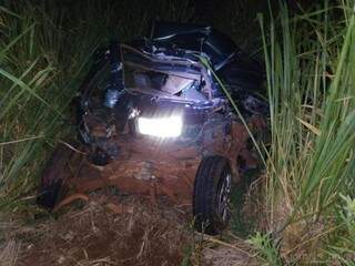 Carro parou às margens da rodovia e ficou totalmente destruído. (Foto: Jornal da Nova)