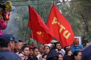 Bandeiras do partido apontavam presença dos candidatos do PSTU, em frente ao palanque das autoridades (Foto: Marcos Ermínio)