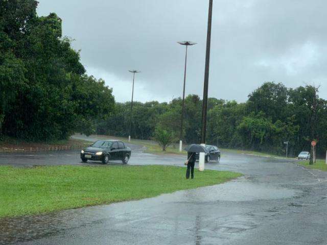 Volta a chover em Campo Grande, mas servi&ccedil;o de limpeza continua