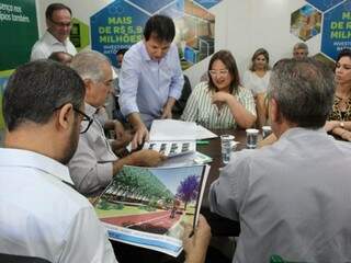 Prefeita Márcia Marques apresenta projetos ao governador (Foto: Chico Ribeiro)